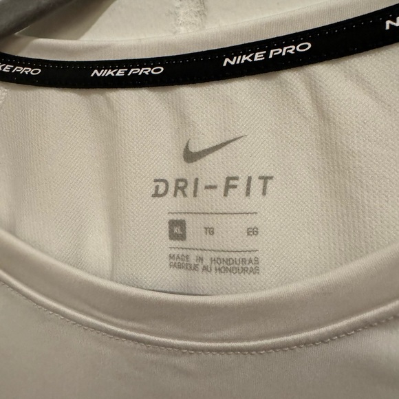 Nike Men’s White Short Sleeve Shirt - Picture 6 of 6